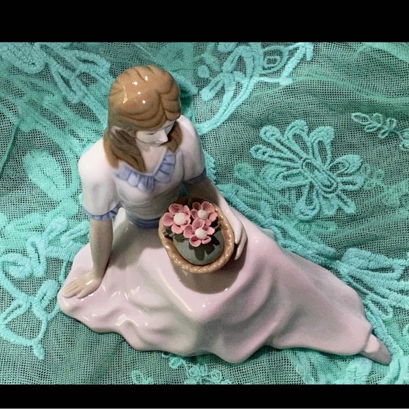 Porcelana de Cuernavaca Porcelain Girl Figurine with a Basket of Flowers - Picture 4 of 11